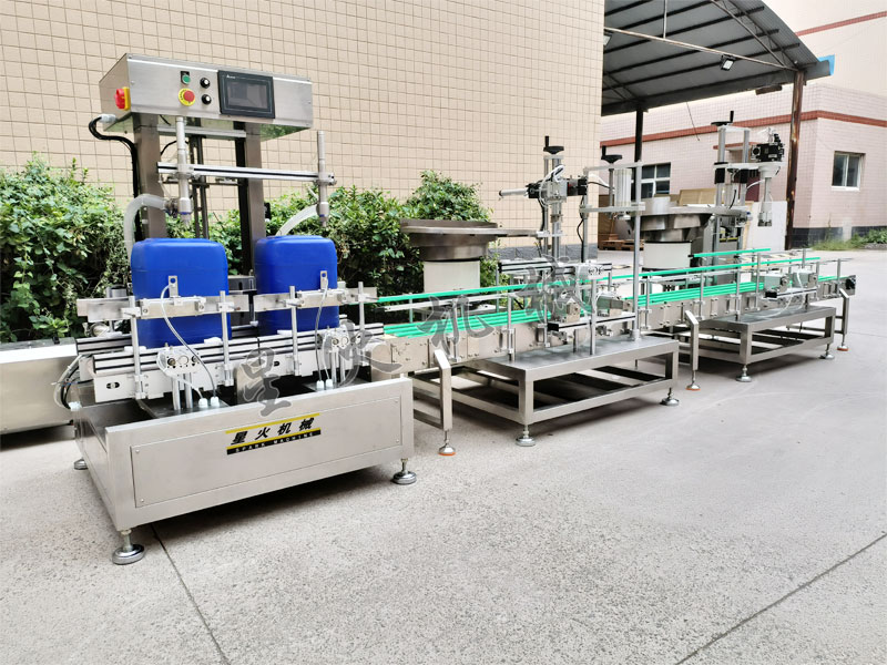 20KG化工溶液稱重灌裝機生產(chǎn)線實拍